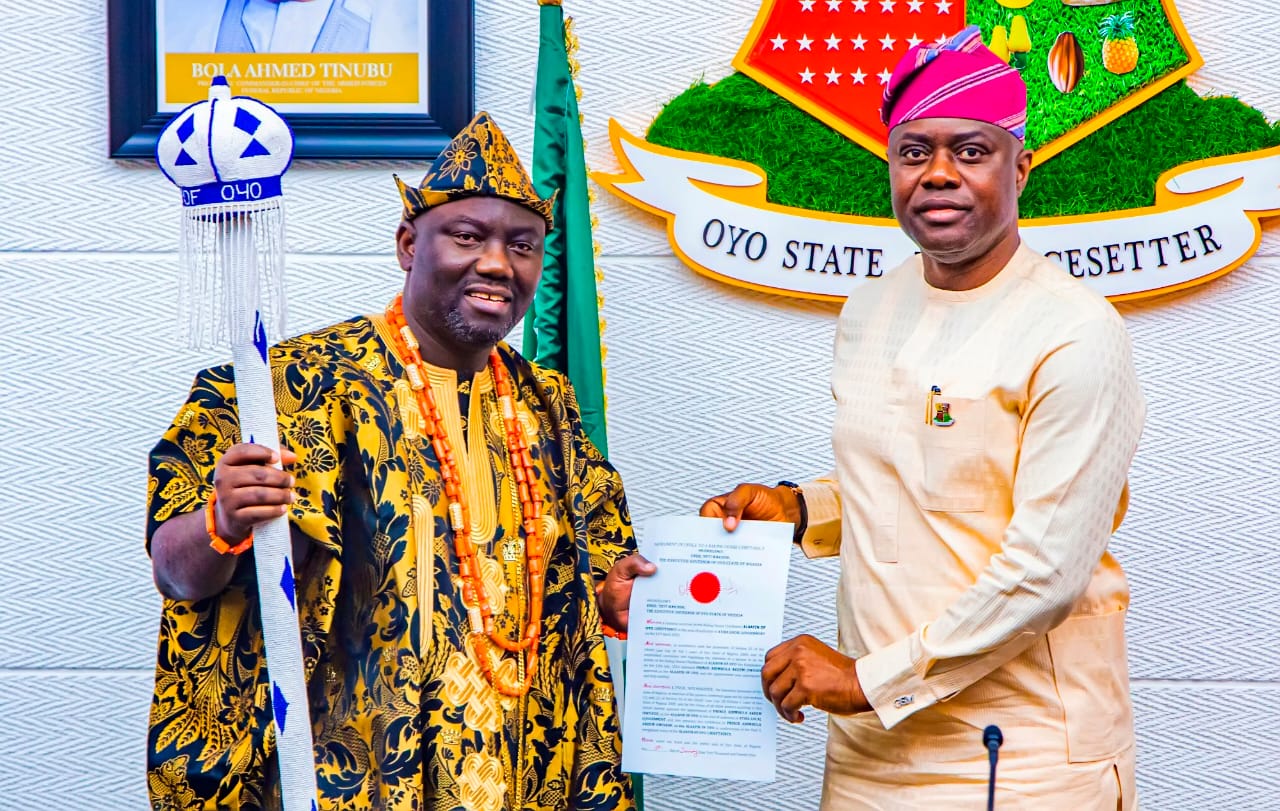 Oyo Governor, Seyi Makinde Presents Staff Of Office To Abimbola Owoade As New Alaafin