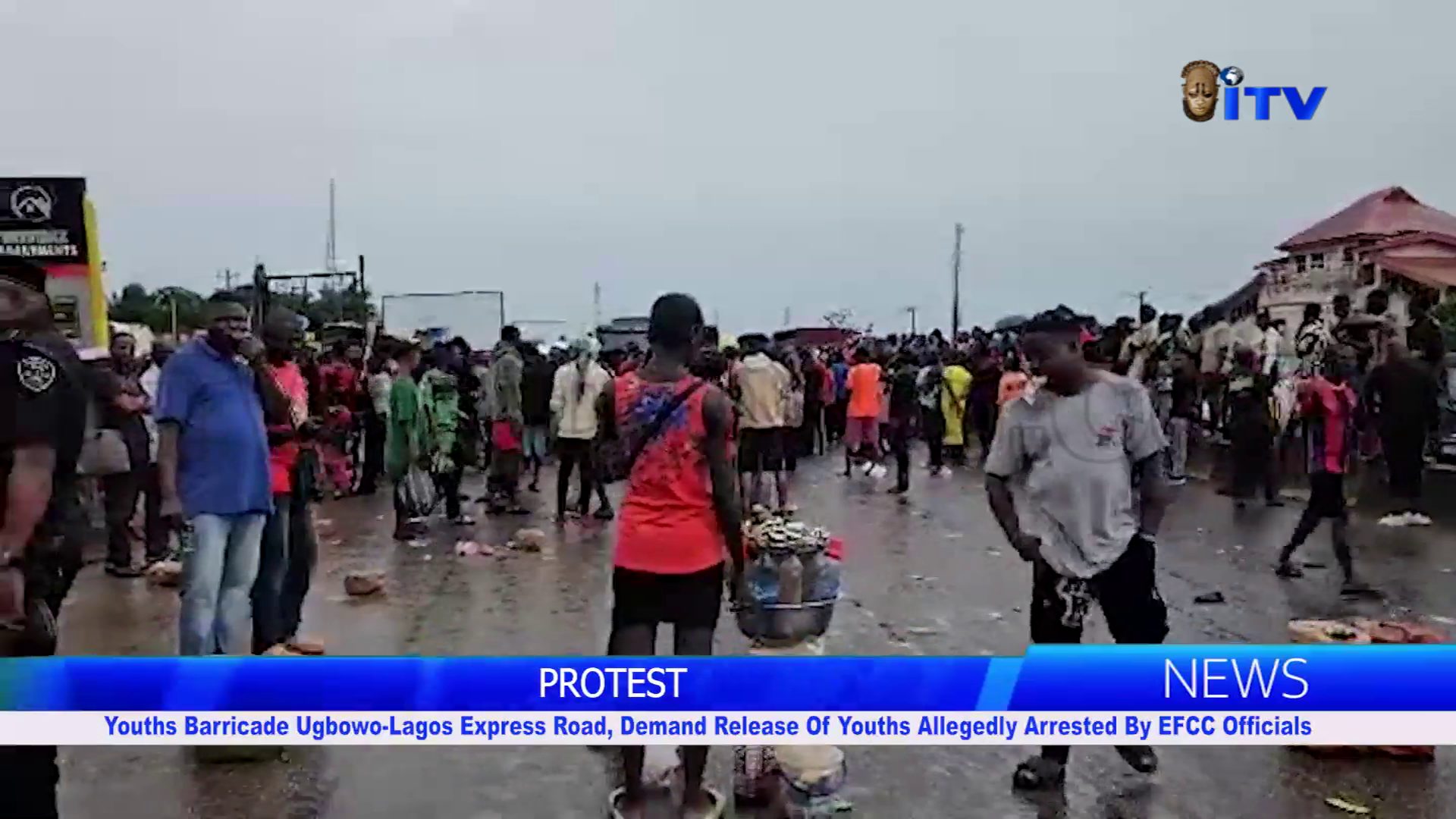PROTEST: Youths Barricade Ugbowo-Lagos Express Road, Demand Release Of Youths Allegedly Arrested By EFCC Officials