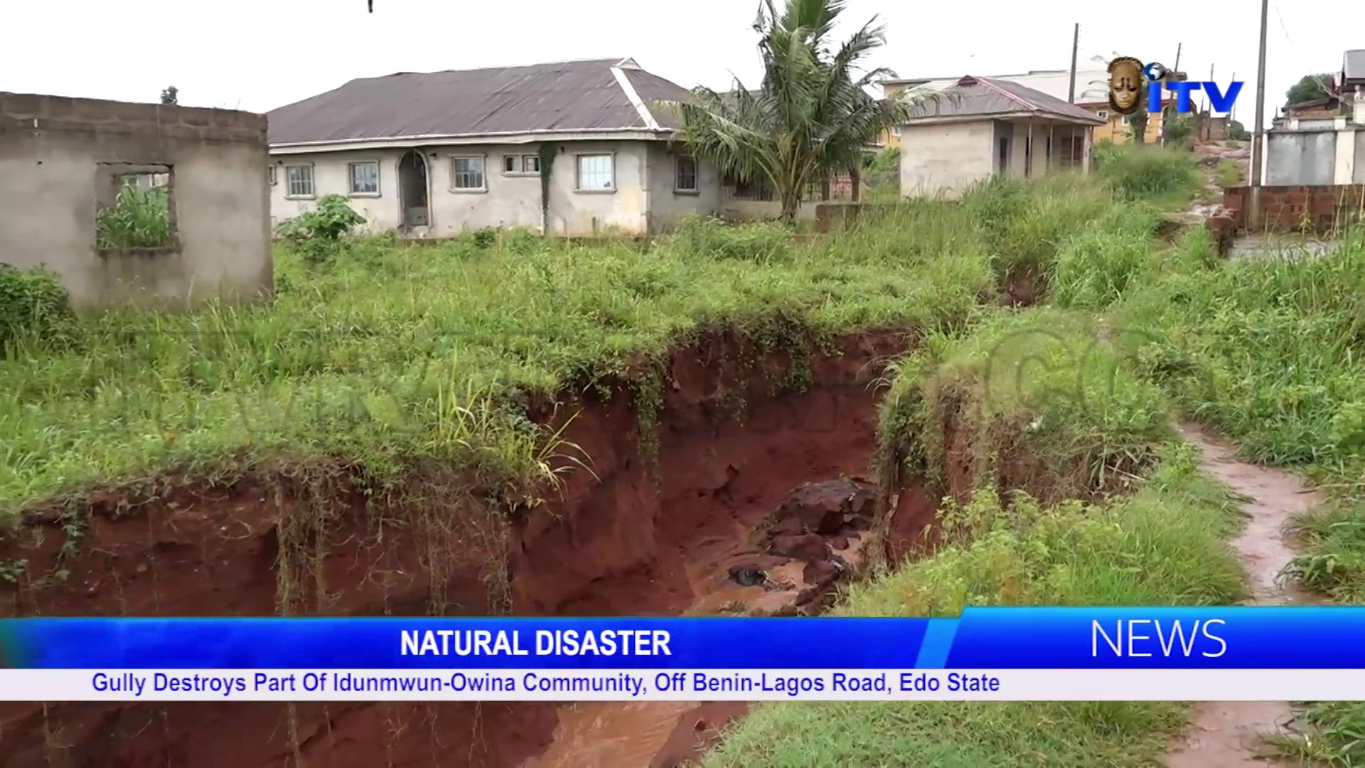 Natural Disaster: Gully Destroys Part Of Idunmwun-Owina Community, Off Benin-Lagos Road, Edo State