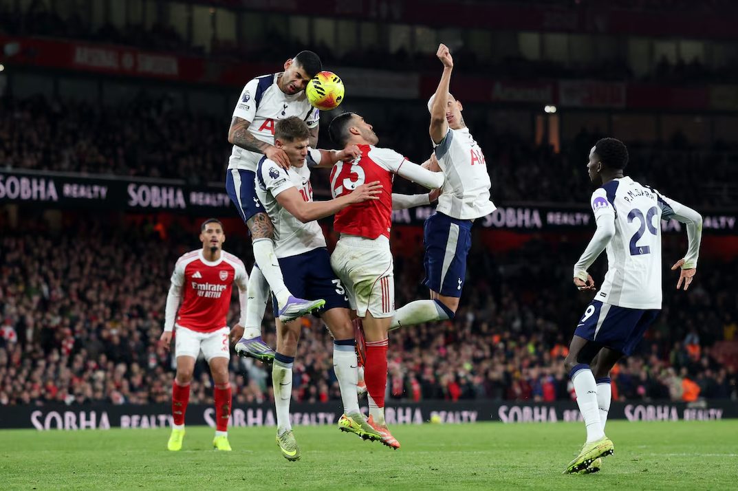 Arsenal Move Six Points Clear With 4-1 Victory Over Tottenham